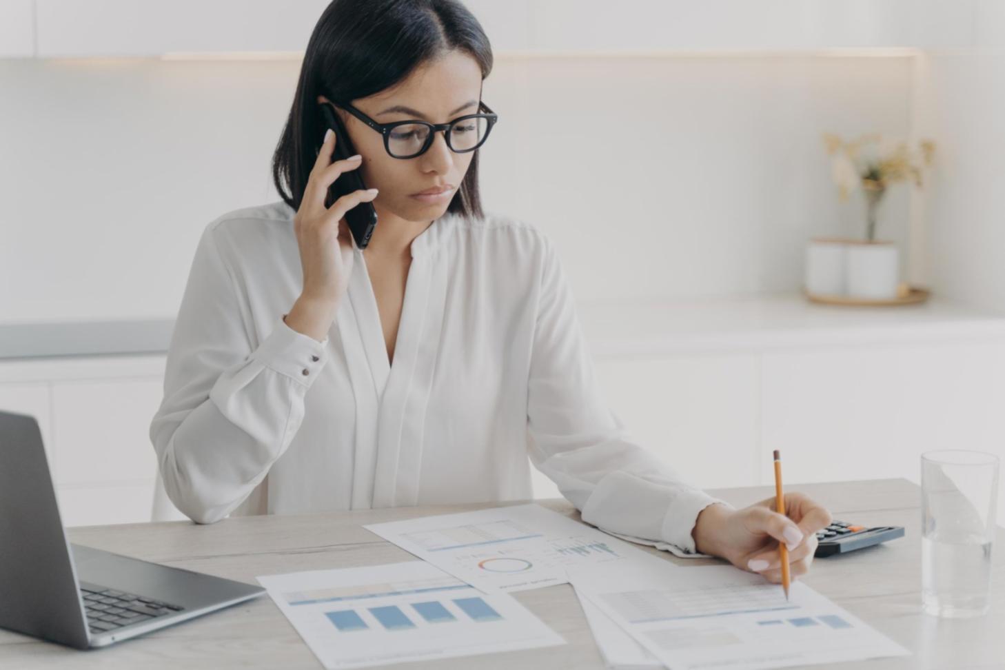 Session de travail sur l'analyse budgétaire avec documents financiers