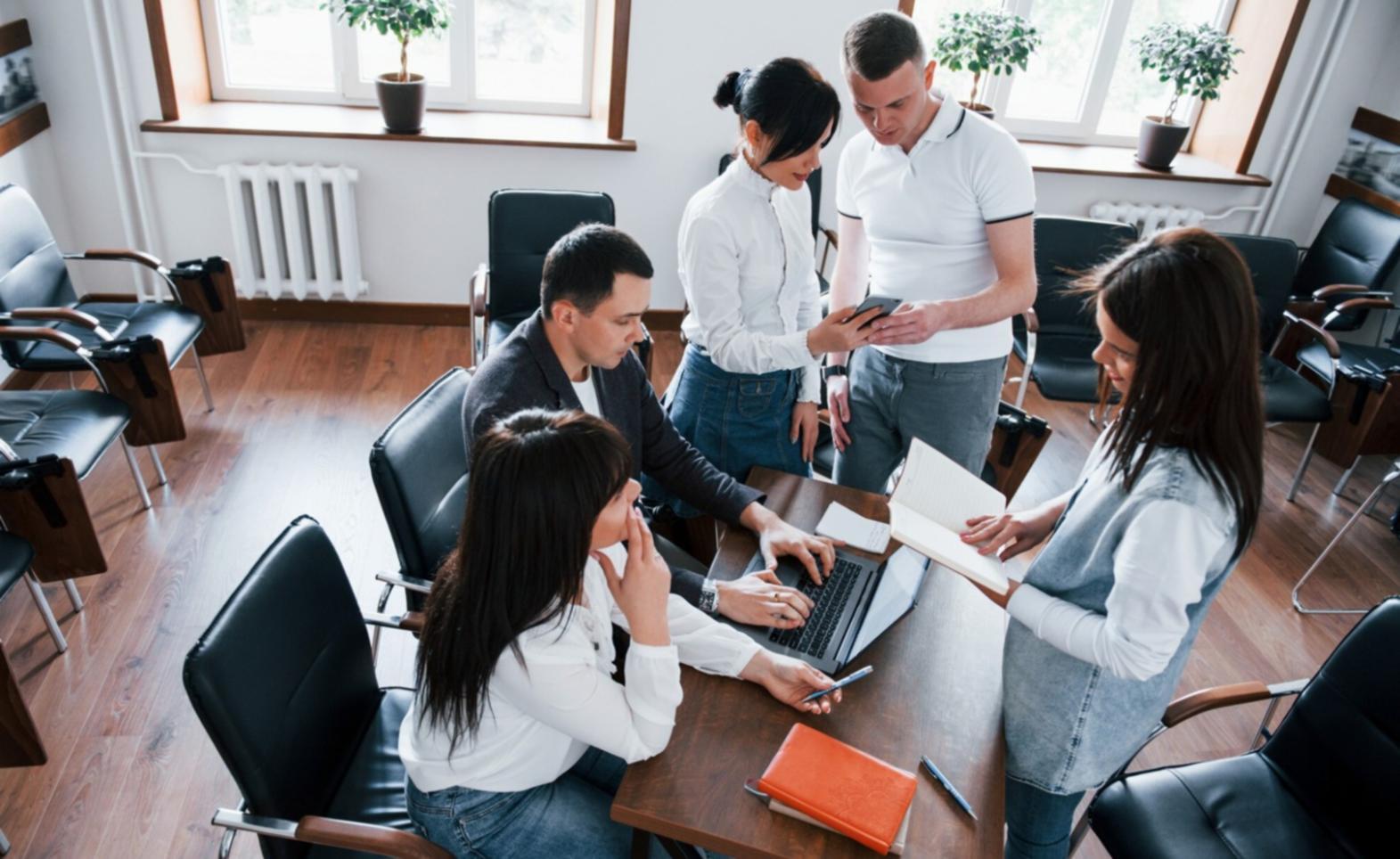 Suivi régulier et ajustements budgétaires mensuels