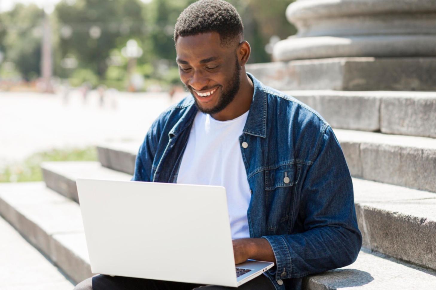 Espace de travail avec documents financiers et ordinateur portable